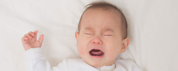 bébé pleure dans son sommeil